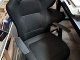 une chaise de bureau noire assise devant un bureau d'ordinateur