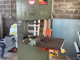 une machine qui se trouve dans une pièce, près d'un mur de briques