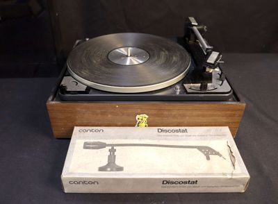 a record player that is sitting on top of a box