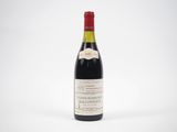 une bouteille de vin avec un bouchon rouge sur fond blanc