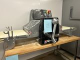 une machine posée sur une table en bois