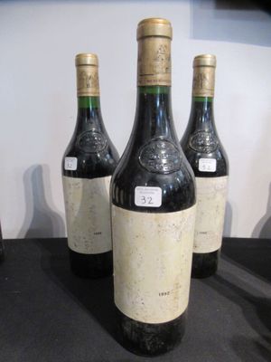 Quatre bouteilles de vin sont alignées sur une table noire