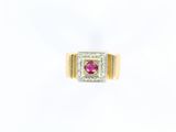 un gros plan d'une bague ornée d'un rubis au centre