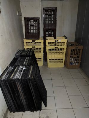 de nombreuses caisses de disques dans le couloir d'un immeuble