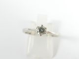 gros plan d'une bague en diamant sur fond blanc
