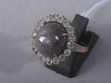 une image montrant un gros plan d'une bague sertie d'une pierre violette