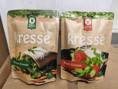 deux sacs de provisions posés sur une boîte en carton