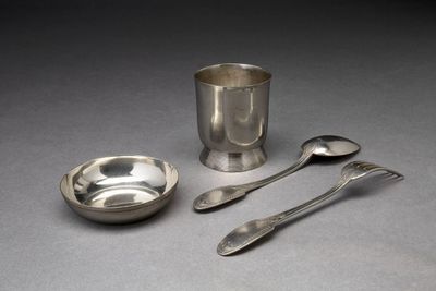 trois cuillères, une tasse et une cuillère posées sur une table