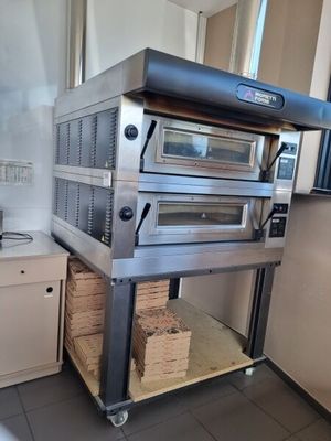 une image d'un four à pizza commercial dans une cuisine