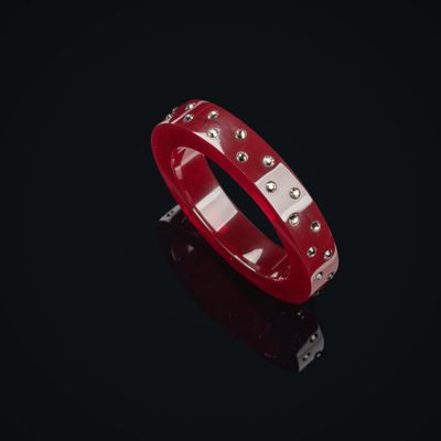 NINA RICCI. Bracelet jonc en résine rouge cerise et strass i…