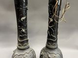 deux vases posés l'un à côté de l'autre sur une table