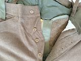 une photo en gros plan d'une veste et d'un pantalon