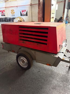 une petite remorque équipée d'un petit compresseur d'air