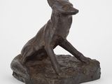 statue d'un chien assis sur un rocher, sur fond blanc
