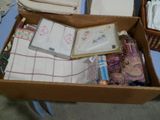 une boîte remplie de serviettes pliées et un panier rempli de serviettes pliées