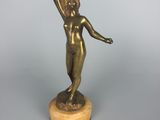statue en bronze représentant une femme tenant une balle, posée sur un socle en marbre