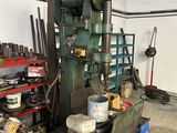 une grande machine qui se trouve dans un garage