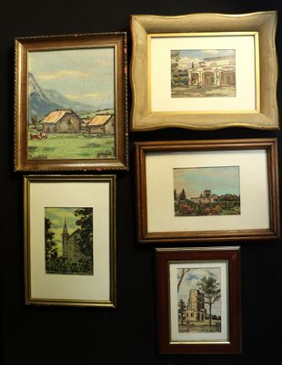 de nombreux tableaux encadrés accrochés au mur d'une pièce
