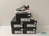 une pile de cartons sur laquelle est posée une paire de chaussures