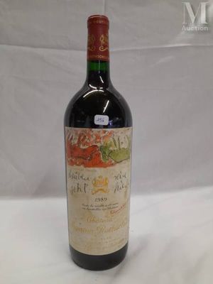 une bouteille de vin posée sur une table