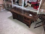 une table surmontée d'un miroir dans une pièce
