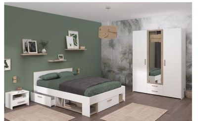 une chambre aux murs verts et au lit blanc