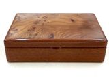 une boîte en bois posée sur une table