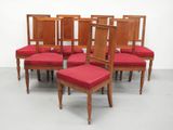 six chaises avec des coussins rouges se trouvent dans une pièce aux murs blancs