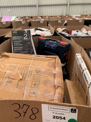 de nombreuses caisses de bagages entreposées dans un entrepôt