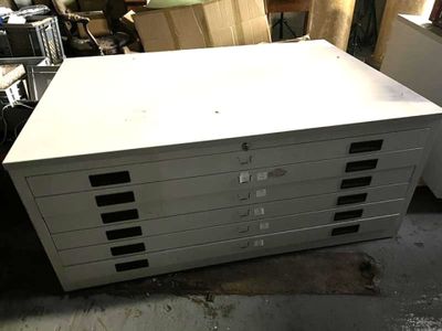 une commode blanche posée dans une pièce