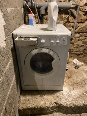 un lave-linge et un sèche-linge dans le coin d'une pièce