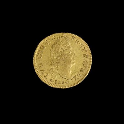 une image d'une pièce d'or sur fond noir