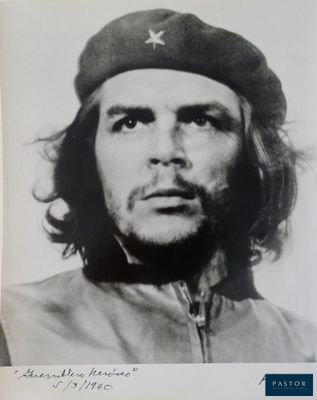 une vieille photo en noir et blanc d'un homme en uniforme militaire