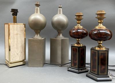 cinq lampes différentes posées sur une table