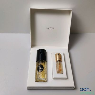 une boîte ouverte contenant deux flacons de parfum