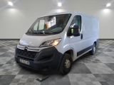 la camionnette blanche est garée dans une grande pièce au sol en damier
