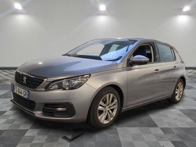 la voiture argentée est garée dans une grande pièce au sol en damier
