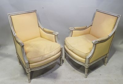 paire de fauteuils français de style louis xvi