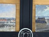 une photo d'un tableau accroché sur la porte d'un immeuble