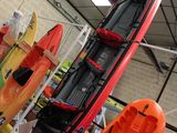 de nombreux kayaks exposés dans une grande salle