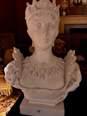 une statue représentant une femme coiffée d'une couronne