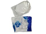 deux paquets de gel hydroalcoolique jetable sur fond blanc