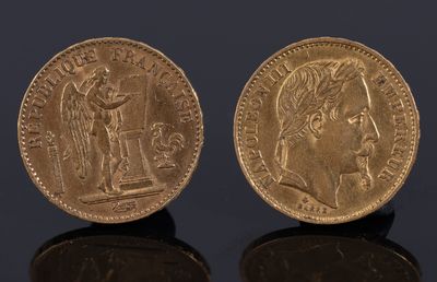 two gold sovereigns, one of which has a bust and the other of which is a bust