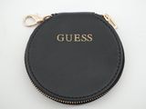un gros plan d'un porte-monnaie sur lequel est inscrit le mot « guess »