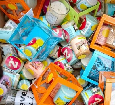 une boîte remplie de bougies de toutes sortes