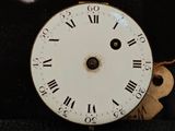 une horloge avec des chiffres romains sur le cadran