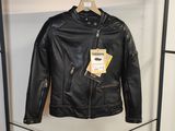 une veste en cuir noir suspendue à un porte-manteau dans une pièce