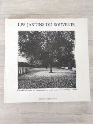 La couverture de *Les Jardins du Souvenir* est posée sur un parquet.
