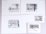 Quatre dessins représentant un paysage enneigé sont accrochés sur un mur blanc.