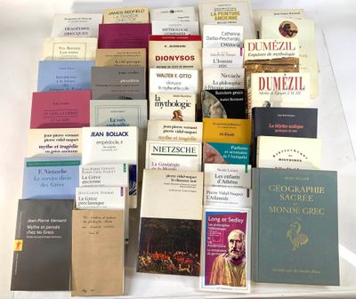 un grand nombre de livres posés sur une table
